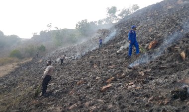 Personel-Ditpolair-Polda-NTT-bantu-Padamkan-Api-Kebakaran-di-Pulau-Rinca-Taman-Nasional-Komodo