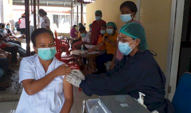 Tim-Vaksinator-RSB-Titus-Uly-Kupang-Gencarkan-Pelayanan-Vaksinasi-Tahap-I,-II-dan-III-Bagi-Masyarakat-Kota-Kupang