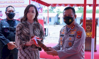 Keluarga-Besar-Alm.-Hendri-Soetio-Menerima-Piagam-Penghargaan-dari-Kapolda-NTT