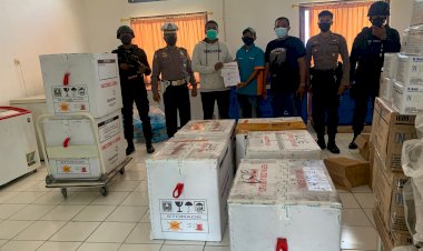 Personel-Polda-NTT-Kawal-Kedatangan-9.270-Vial-Az-Thailand-yang-Distribusikan-Pemerintah-Pusat-Untuk-Percepatan-Vaksinasi-di-Wilayah-NTT