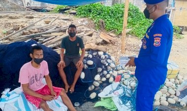 Cegah-Penyebaran-Covid-19-di-Daerah-Pesisir,-Personel-Ditpolairud-Polda-NTT-Bagikan-Masker-Gratis-Kepada-Nelayan-Kota-Kupang