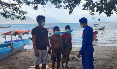 Berikan-Edukasi-Prokes-Kepada-Nelayan-di-Wilayah-Pesisir-Flotim,-Personel-Ditpolairud-Polda-NTT-Ingatkan-Pentingnya-Membiasakan-Pola-Hidup-Sehat