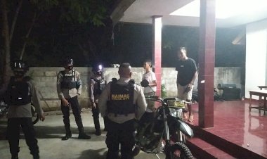 Giatkan-Patroli-Malam,-Personel-Dit-Samapta-Polda-NTT-Berikan-Imbauan-Kambtimas-kepada-Masyarakat