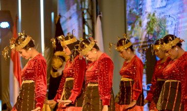 10-Orang-Polwan-Manggarai-Tampil-Memukau-Bawakan-Tarian-Adat-Molas-Ba-Nera-di-International-Association-Of-Woman-Police-(IAWP)-Labuan-Bajo