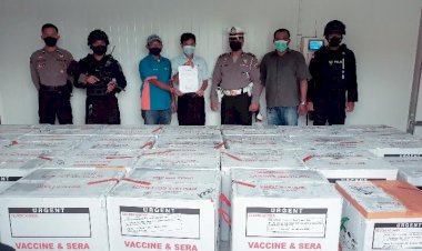 Untuk-ke-80-Kalinya-Personel-Gabungan-Polda-NTT-Kawal-Ketat-Kedatangan-24-Koli-Vaksin-Covid-19-di-Kupang
