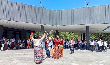 Tarian-Hegong-Maumere-Meriahkan-Kegiatan-Polwan-Sedunia-di-Labuan-Bajo