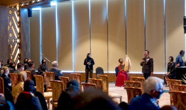 Unjuk-Kebolehan,-Bhayangkari-Brimobda-NTT-Mainkan-Alat-Musik-Sasando-di-Pembukaan-IAWP