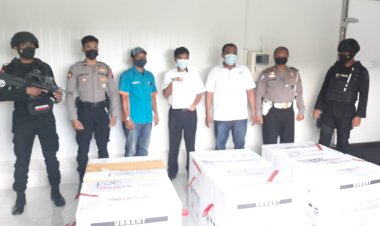 Personel-Polda-NTT-Kawal-Kedatangan-7.000-Vial-Az-Thailand-yang-Distribusikan-Pemerintah-Pusat-Untuk-Percepatan-Vaksinasi-di-Wilayah-NTT