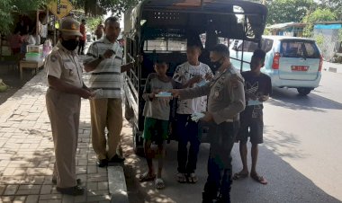 Bagikan-Masker-Gratis,-Personel-Ditbinmas-Polda-NTT-Berharap-Dapat-Menjadikan-Masyarakat-Sadar-Pentingnya-Menjaga-Kesehatan-Diri-Maupun-Keluarga