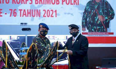 Syukuran-HUT-Brimob-Ke-76,-Kapolda-NTT-Berikan-Tumpeng-Ke-Irjen-Pol.-(Purn)-Drs.-Y.-Jacki-Uly,-M.Hum