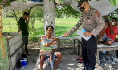 Cipta-Kamtibmas-Aman-dan-Kondusif-Serta-Imbau-Prokes,-Subditbintibsos-Ditbinmas-Polda-NTT-Sambangi-Para-Tukang-Tambal-Ban