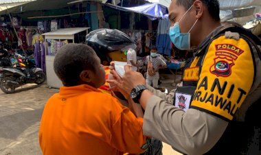 Turjawali-Ditsamapta-Polda-NTT-Bagi-Masker-dan-Imbau-Prokes-di-Pasar-Kasih-Kota-Kupang