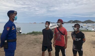 Sambangi-Wilayah-Pesisir-Mabar,-Personel-Ditpolairud-Polda-NTT-Imbau-Warga-Untuk-Selalu-Jaga-Kebersihan-Pantai