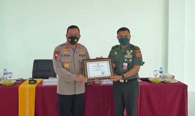 Kapolda-NTT-Terima-Penghargaan-dari-Universitas-Pertahanan-RI
