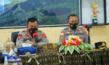 Pimpin-Anev-Situasi-Kamtibmas-Bersama-Empat-Kapolres-Pulau-Flores,-Kapolda-NTT:-Antisipasi-Bencana-Alam-di-Musim-Penghujan