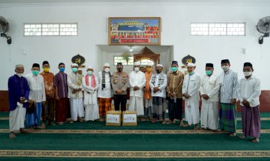 Usai-Shalat-Jumat,-Kapolda-NTT-Berikan-Tali-Asih-di-Masjid-Besar-Ar-Rabithah-Ende