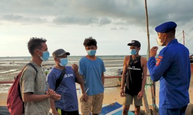 Sasar-Wilayah-Pesisir-Pulau-Kera,-Personel-Ditpolairud-Polda-NTT-Disiplinkan-Prokes-5M-Kepada-Warga