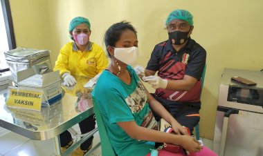 Komitmen-Dukung-Program-Pemerintah,-Tim-Vaksinator-Biddokkes-Polda-NTT-Terus-Beri-Pelayanan-Vaksinasi-Kepada-Masyarakat