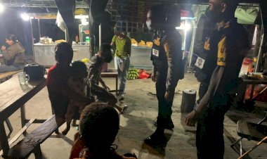 Patroli-Malam,-Turjawali-Ditsamapta-Polda-NTT-Sosialisasi-dan-Edukasi-Warga-Masyarakat-Terkait-Prokes