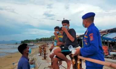 Cegah-Penyebaran-Virus,-Personel-Ditpolairud-Polda-NTT-Beri-Edukasi-Prokes-Kepada-Para-Pemuda-Kota-Kupang