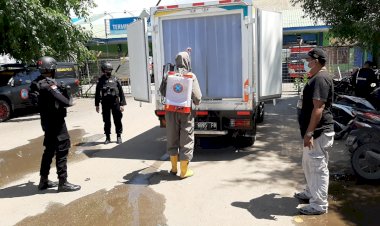 2.500-Vial-Coronavac-Alokasi-Kabupaten-Sikka-Tiba-di-Bandara-Eltari-Kupang,-Dikawal-Ketat-Personel-Polda-NTT