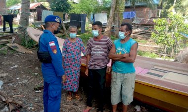 Sambangi-Wilayah-Pesisir-Larantuka,-Personel-Ditpolairud-Polda-NTT-Imbau-Warga-Agar-Bersama-Jaga-Kamtibmas