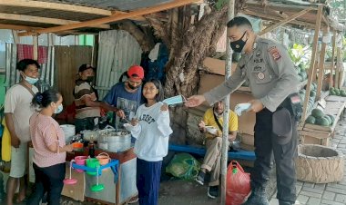 Upaya-Cegah-Penyebaran-Covid-19,-Personel-Ditbinmas-Sosialisasi-Prokes-dan-Bagi-Masker