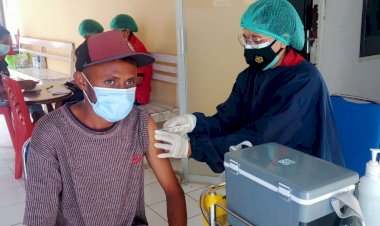 Tim-Vaksinator-RSB-Titus-Uly-Kupang-Gencar-Beri-Pelayanan-Vaksinasi-Bagi-Masyarakat-Kota-Kupang