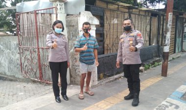 Sambangi-Pemukiman-Warga,-Personel-Ditbinmas-Polda-NTT-Edukasi-Warga-Tentang-Prokes-Serta-Bagi-Masker-Gratis