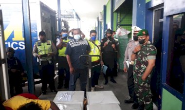 Sinergitas-TNI-Polri,-Kawal-Ketat-Kedatangan-5.850-Vial-Vaksin-Pfiser-Bagi-Provinsi-NTT