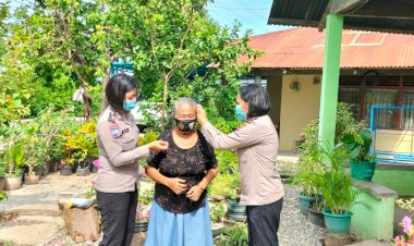 Upaya-Antisipasi-Penyebaran-Covid-19,-Personel-Ditbinmas-Polda-NTT-Sambang-Warga-dan-Bagikan-Masker