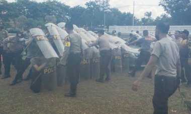 Tingkatkan-Kemampuan-dan-Kesiapsiagaan,-Personel-Ditsamapta-Polda-NTT-Terus-Latih-Pengendalian-Massa