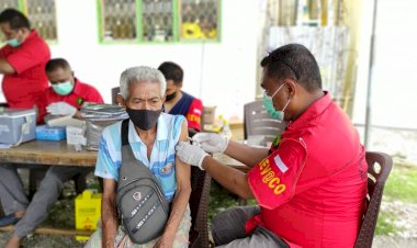 Tim-Rev@co-Biddokkes-Polda-NTT-Datangi-Desa-Weliman-Malaka,-Berikan-Pelayanan-Vaksin