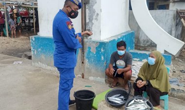 Sambangi-Pedagang-Ikan-di-Wilayah-Pesisir-Sumba-Timur,-Personel-Dirpolairud-Polda-NTT-Imbau-Prokes-dan-Bersama-Jaga-Kamtibmas