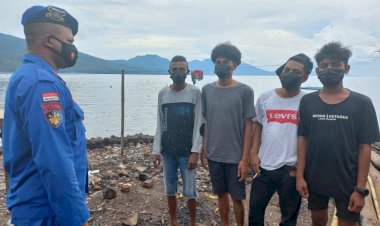 Patroli-Sambang-di-Wilayah-Pesisir-Flotim,-Personel-Ditpolairud-Polda-NTT-Imbau-Para-Pemuda-Bersama-Jaga-Kamtibmas