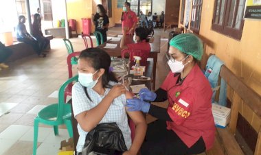 Tim-Vaksinator-Biddokkes-Polda-NTT-Gelar-Vaksinasi-Bagi-Mahasiswa-UKAW-Kupang