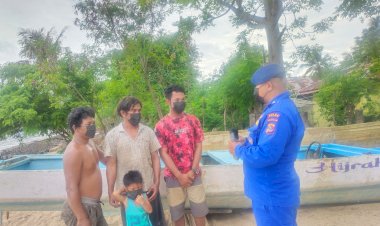 Beri-Edukasi-Para-Pemuda-Pesisir-Lembata,-Personel-Ditpolairud-Polda-NTT-Bagikan-Masker-Gratis