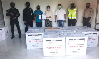 Dukung-Percepatan-Program-Vaksinasi,-Personel-Polda-NTT-Kawal-Ketat-Kedatangan-35.680-Vial-Vaksin-Sinovac