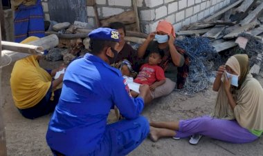 Kunjungi-Wilayah-Pesisir-Sikka,-Personel-Ditpolairud-Polda-NTT-Ingatkan-para-Ibu-ibu-untuk-Tidak-Berkerumun-dan-Patuhi-Prokes