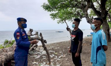 Kunjungi-Wilayah-Pesisir-Alor,-Personel-Ditpolairud-Polda-NTT-Ingatkan-Warga-Perhatikan-Kondisi-Cuaca-Saat-Melaut