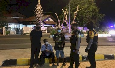 Cegah-Gangguan-Kamtibmas-dan-Penyebaran-Covid-19,-Tim-Patroli-Turjawali-Ditsamapta-Polda-NTT-Beri-Pesan-Kamtibmas-dan-Sosialisasi-Prokes-Kepada-Warga