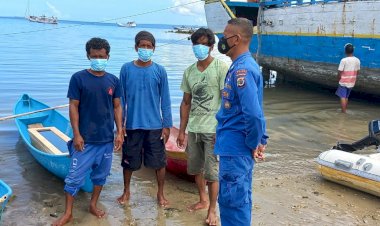Peduli-Lingkungan,-Personel-Ditpolairud-Polda-NTT-Imbau-Warga-Sulamu-Jaga-Kebersihan-Pantai