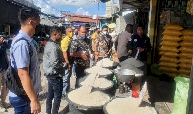 Pastikan-Ketersediaan-Bahan-Pokok-Jelang-Nataru,-Subdit-I-Ditreskrimsus-Polda-NTT-dan-Inkait-Gelar-Operasi-Pasar-di-Kota-Kupang