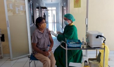 Bentuk-Herd-Immunty-Bagi-Masyarakat,-RSB-Titus-Uly-Kupang-Terus-Beri-Layanan-Vaksinasi