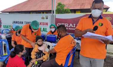 Percepat-Capaian-70-persen-Vaksinasi,-Tim-Vaksinator-Biddokkes-Polda-NTT-Gelar-Vaksinasi-Bagi-Masyarakat-di-Kota-Soe