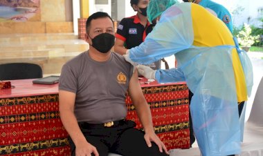 Tingkatkan-Herd-Immunity,-Kapolda-NTT-Lakukan-Vaksin-Covid-19-Tahap-Tiga