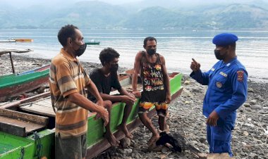 Pantau-Aktivitas-Masyarakat-Pesisir-Lembata,-Personel-Ditpolairud-Polda-NTT-Ingatkan-Jaga-Kamtibmas