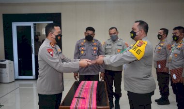 Kapolda-NTT-Serhakan-DIPA/RKA-KL-Tahun-Anggaran-2022-Kepada-Para-Kasatker-Jajaran-Polda-NTT