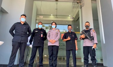 Personel-Subditbinsatpam/Polsus-Ditbinmas-Polda-NTT-Sambangi-Bank-Sinar-Mas-dan-Beri-Pesan-Kamtibmas-dan-Bagikan-Masker