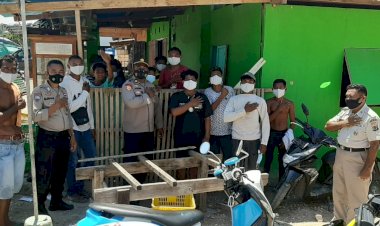 Personel-Subditbintibsos-Ditbinmas-Polda-NTT-Bagi-Masker-Gratis-dan-Imbau-Prokes-Kepada-Warga-Kota-Kupang
